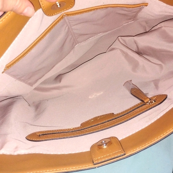 EUC Nine West Camel Tan Large Purse 2 Inside Pockets & Zipper Part Inside - Picture 5 of 5